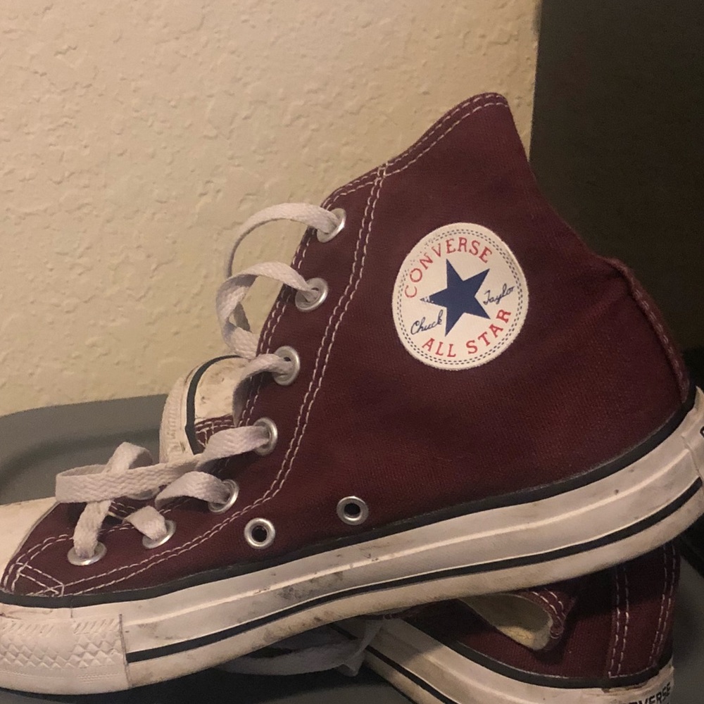 Maroon red converse hi-tops chuck Taylor’s